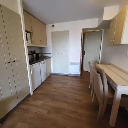 Large 27m2 With Sea View & Pools Апартаменты *